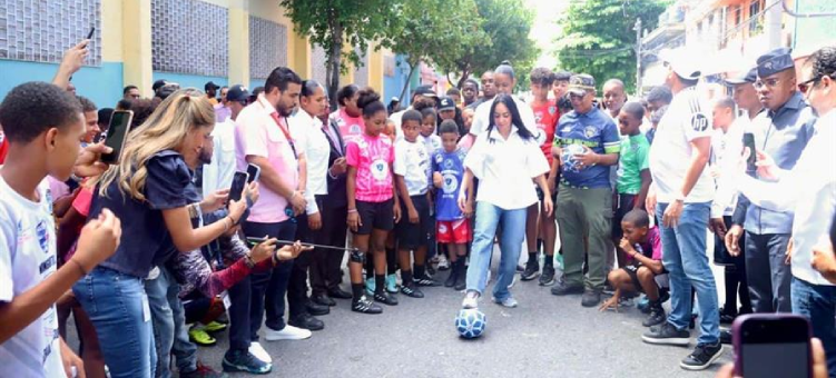 Ministra Faride Raful asume "Fútbol Callejero 3x3" impulsado por la Policía Nacional en Capotillo