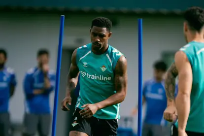 Regreso parcial de Junior Firpo en un entrenamiento sin Bartra