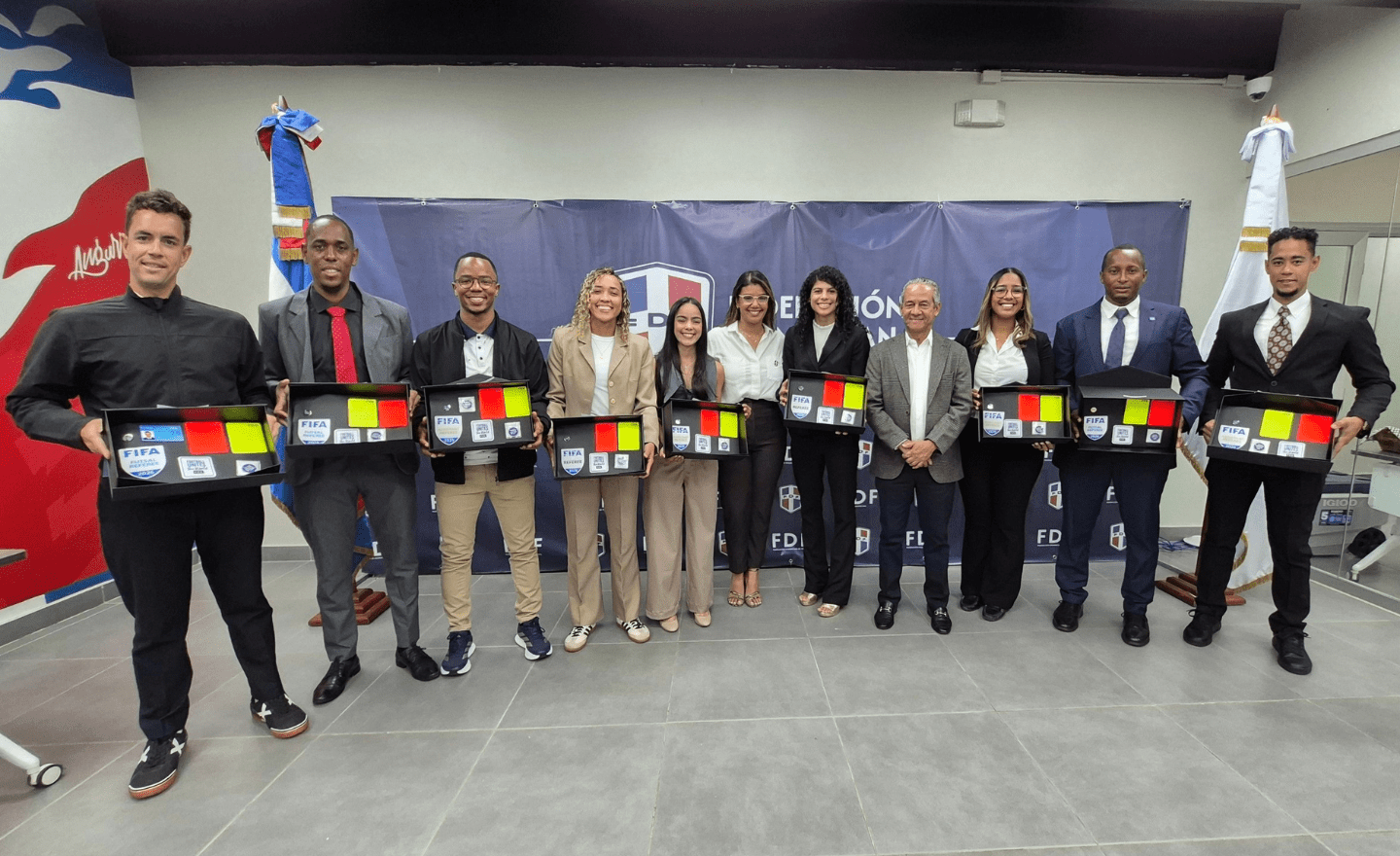 Árbitros dominicanos recibieron gafetes FIFA 2026