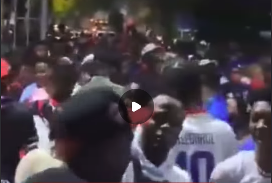 Aglomeración y desorden marcan llegada de fanáticos al Estadio Olímpico antes del partido de fútbol RD-Haití